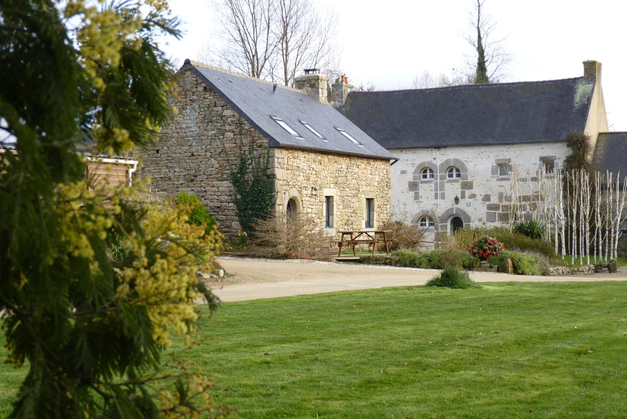 Gites De La Haie Plouegat-Moysan Exterior photo